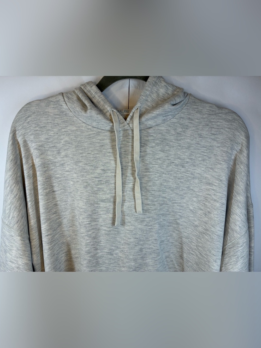 Barefoot Dreams Malibu Collection Gray Lightweight Hooded Pullover Top Large - Picture 2 of 5